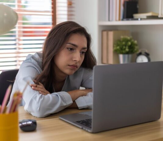 Feeling Demotivated At Work? How To Still Follow Your Career Dreams Ways-to-Beat-When-You-Feel-Demotivated-at-Work